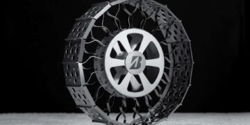 بریجستون از تایرهای فلزی برای ماه‌نوردها رونمایی کرد