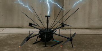 ژاپن از نخستین سامانه پهپادی مقابله با صاعقه در جهان رونمایی کرد