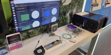 کیوکسیا از SSD نوری رونمایی کرد: عملکرد بالا و پشتیبانی از کابل‌کشی ۳۰ متری