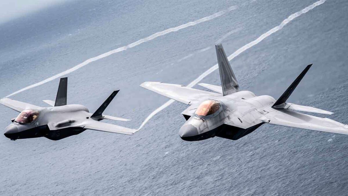 ترامپ از توسعه جنگندههای جدید F-55 و نسخه ارتقایافته F-22 برای تقویت قدرت هوایی آمریکا خبر داد