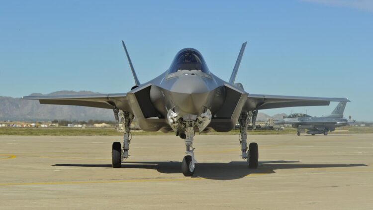 ترامپ از ارتقای قدرت هوایی آمریکا با جنگنده های F-55 و نسخه پیشرفته F-22 خبر داد