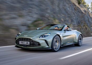 استون مارتین Vantage Roadster؛ صدای موتور جذاب و طراحی بی‌نقص