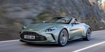 استون مارتین Vantage Roadster؛ صدای موتور جذاب و طراحی بی‌نقص