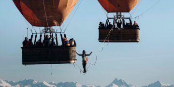 رکورد جهانی بندبازی در ارتفاع شکسته شد