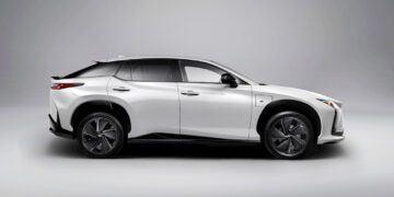 لکسوس RZ مدل ۲۰۲۶ با برد ۴۸۰ کیلومتری معرفی شد