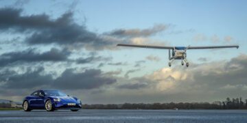 دوئل الکتریکی در آسمان و زمین؛ رقابت پورشه تایکان توربو GT و هواپیمای Pipistrel Velis