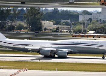 ترامپ با وجود نگرانی‌ های امنیتی به طور رسمی هدیه لوکس قطر را پذیرفت