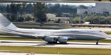 ترامپ با وجود نگرانی‌ های امنیتی به طور رسمی هدیه لوکس قطر را پذیرفت