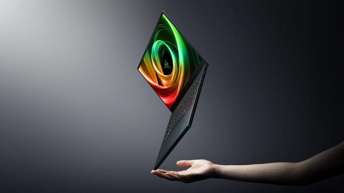 علاوه بر این، ریزر نسخهی جدیدی از لپتاپ Blade 16 را نیز معرفی کرده است. این مدل به کارت گرافیک RTX 5060 و پردازندهی Ryzen AI 9 365 مجهز است و از نمایشگر QHD+ با نرخ نوسازی ۲۴۰ هرتز و حافظه رم تا ۳۲ گیگابایت بهره میبرد.