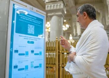 رونمایی عربستان از ربات مناره برای راهنمایی زائران مکه به ۱۱ زبان