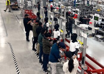 ربات Optimus تسلا بحث در مورد کاربرد ربات ها در صنایع را برانگیخته است