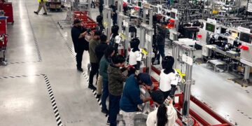 ربات Optimus تسلا بحث در مورد کاربرد ربات ها در صنایع را برانگیخته است