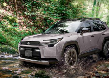 مدل ۲۰۲۶ تویوتا RAV4 با موتور تمام هیبریدی و عملکردی تهاجمی‌تر معرفی شد