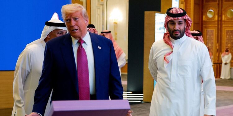 ترامپ بزرگ‌ترین قرارداد فروش تسلیحات تاریخ را با عربستان امضا کرد