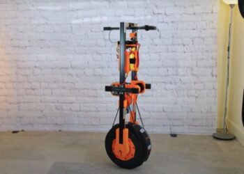 یک یوتیوبر خلاق با چاپ سه بعدی، ربات تک‌ چرخ با تعادل بالا ساخت