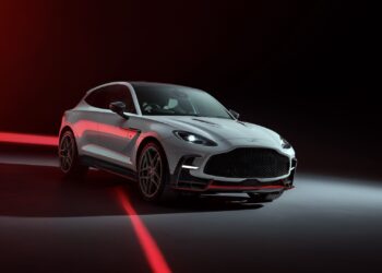 استون مارتین از شاسیبلند DBX S رونمایی کرد