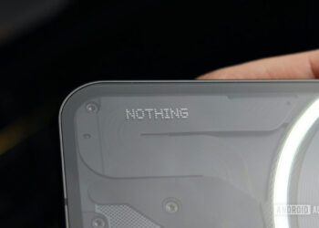 شرکت نوآور بریتانیایی «Nothing» با تجربهای موفق در ساخت ایربادها، حالا تصمیم گرفته با طراحی هدفونهایی خاص و متفاوت، وارد بازار هدفونهای روگوشی شود؛ محصولی که به گفته طراحانش، قرار است تجربهای تازه و متمایز از آنچه تاکنون دیدهایم ارائه دهد.