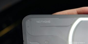 شرکت نوآور بریتانیایی «Nothing» با تجربه‌ای موفق در ساخت ایربادها، حالا تصمیم گرفته با طراحی هدفون‌هایی خاص و متفاوت، وارد بازار هدفون‌های روگوشی شود؛ محصولی که به گفته طراحانش، قرار است تجربه‌ای تازه و متمایز از آنچه تاکنون دیده‌ایم ارائه دهد.