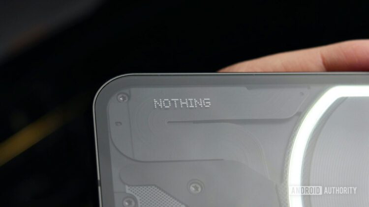 شرکت نوآور بریتانیایی «Nothing» با تجربه‌ای موفق در ساخت ایربادها، حالا تصمیم گرفته با طراحی هدفون‌هایی خاص و متفاوت، وارد بازار هدفون‌های روگوشی شود؛ محصولی که به گفته طراحانش، قرار است تجربه‌ای تازه و متمایز از آنچه تاکنون دیده‌ایم ارائه دهد.