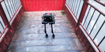 تعادل باورنکردنی ربات چینی LimX درون کامیون در حال حرکت