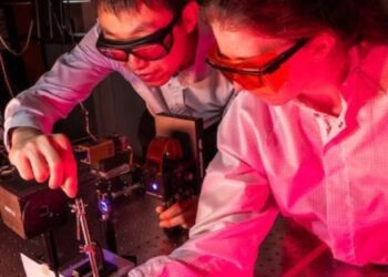 ساخت یک بازوی رباتیک انعطاف‌پذیر که با نور کار می کند