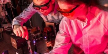 ساخت یک بازوی رباتیک انعطاف‌پذیر که با نور کار می کند