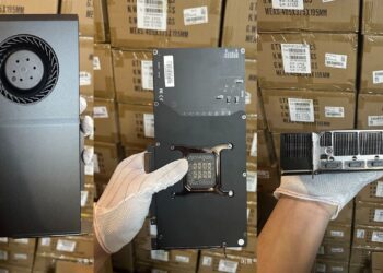 درز تصاویری از نسخهای ناشناخته از کارت گرافیک RTX 5090 انویدیا با طراحی خنککننده بلوئر، پرسشهایی را درباره منشأ این محصولات و امکانسنجی فنی آنها برانگیخته است. این کارتها که هنوز بهصورت رسمی معرفی نشدهاند، ممکن است برای بار کاری هوش مصنوعی یا مصارف صنعتی طراحی شده باشند — یا حتی از زنجیره تأمین غیررسمی خارج شده باشند.