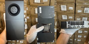درز تصاویری از نسخه‌ای ناشناخته از کارت گرافیک RTX 5090 انویدیا با طراحی خنک‌کننده بلوئر، پرسش‌هایی را درباره منشأ این محصولات و امکان‌سنجی فنی آن‌ها برانگیخته است. این کارت‌ها که هنوز به‌صورت رسمی معرفی نشده‌اند، ممکن است برای بار کاری هوش مصنوعی یا مصارف صنعتی طراحی شده باشند — یا حتی از زنجیره تأمین غیررسمی خارج شده باشند.