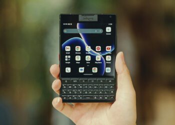 گوشی Titan 2 با طراحی مشابه بلکبری و کیبورد فیزیکی رونمایی شد