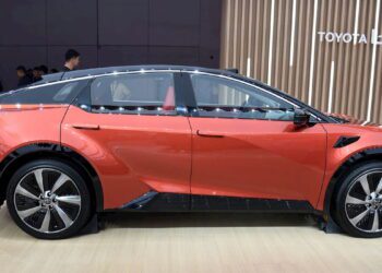تویوتا از خودروی برقی bZ5 به عنوان رقیب جدی تسلا و BYD رونمایی کرد