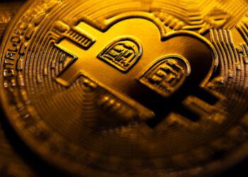 کاهش موجودی بیتکوین در صرافیها به پایینترین سطح تاریخی؛ آیا قیمت پادشاه رمزارزها به ۱۱۱ هزار دلار بازمیگردد؟