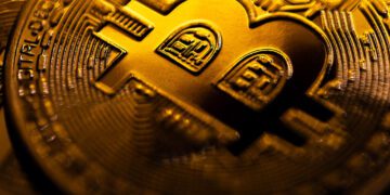 کاهش موجودی بیت‌کوین در صرافی‌ها به پایین‌ترین سطح تاریخی؛ آیا قیمت پادشاه رمزارزها به ۱۱۱ هزار دلار بازمی‌گردد؟