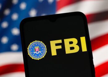 هشدار FBI به کاربران آیفون و اندروید: کلاهبرداری Phantom Hacker پس‌انداز زندگی شما را هدف گرفته است