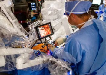 تعویض دریچه آئورت قلب بدون باز کردن قفسه سینه با کمک فناوری رباتیک