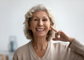 استفاده از سمعک میتواند احساس تنهایی را کمتر و کیفیت زندگی را بهتر کند