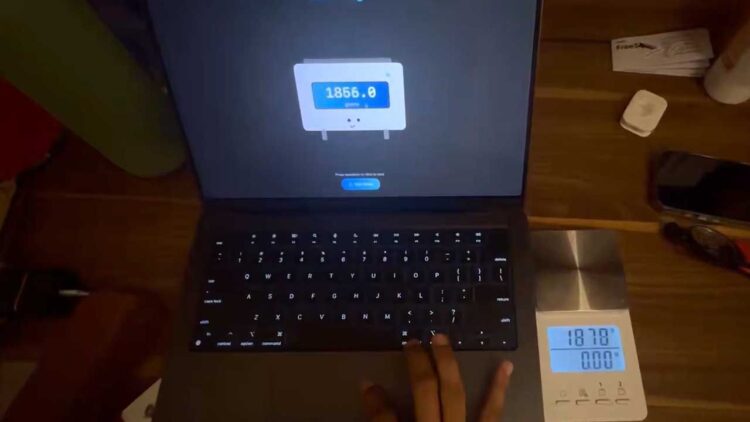 اپلیکیشن جدید TrackWeight که توسط توسعهدهنده کانادایی Krish Shah طراحی شده، قابلیت تبدیل Trackpad مکبوکهای مجهز به Force Touch را به یک ترازو فراهم میکند. این ابزار خلاقانه اکنون بهصورت متنباز و تحت مجوز MIT در پلتفرم GitHub در دسترس عموم قرار گرفته است.