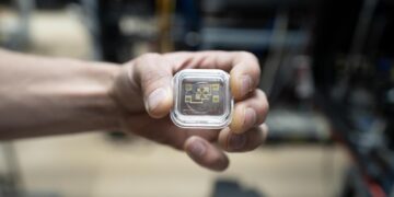 رکوردشکنی دقیق‌ترین ساعت اتمی جهان با لیزری به طول ۳.۶ کیلومتر