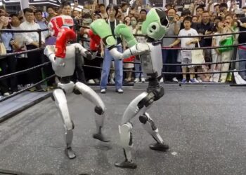 نمایش مبارزه رباتهای انساننما در کنفرانس WAIC 2025