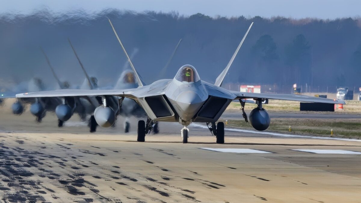ساخت جنگنده F-22 سوپر با حمایت ترامپ 