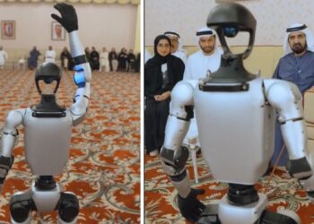 حاکم دبی در مراسمی زنده با ربات انسان‌نمای G1 تعامل کرد