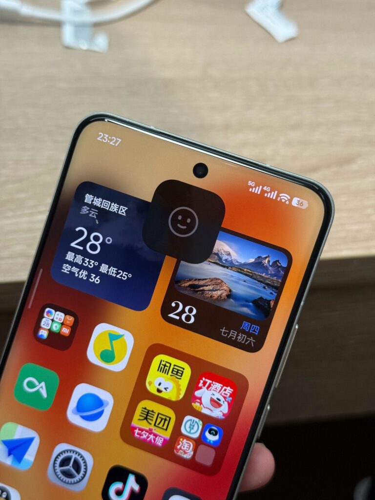 شیائومی در سیستم‌عامل HyperOS 3 ضمن طراحی انیمیشن بازگشایی قفل با چهره (Face ID) کاملاً مشابه آیفون، قابلیت فنی جدیدی برای اتصال به دستگاه‌های اپل و باز کردن قفل گوشی از طریق آن‌ها را نیز فراهم کرده است.
