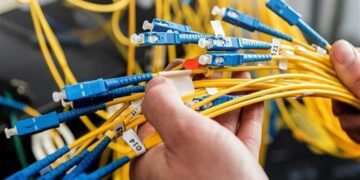 اجرای پروژه فیبرنوری در کشور متوقف نشده است