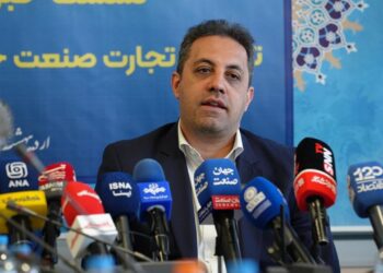 قطعی برق تولید صنایع را نصف کرده است!