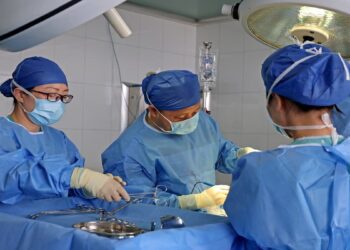 نجات معجزه آسای مرد چینی که گردن او جدا شده بود!