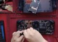 یک ارتقاءدهنده سخت‌افزار (modder) موفق شده است حافظه رم کنسول دستی Steam Deck OLED را از ۱۶ گیگابایت به ۳۲ گیگابایت ارتقاء دهد؛ اقدامی که می‌تواند عملکرد این دستگاه را در اجرای بازی‌های سنگین بهبود بخشد، اما هزینه بالا و ریسک از دست رفتن پشتیبانی رسمی، کاربران را به فکر دوباره می‌اندازد.