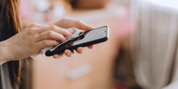 گوشی خود را چگونه و هر چند وقت یک‌بار تمیز کنیم تا سالم بماند؟