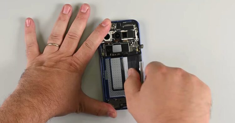 کالبدشکافی پیکسل ۱۰ تغییرات بزرگ در طراحی داخلی و سیستم باتری را نشان میدهد