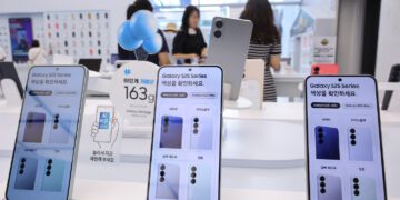 کاهش تولید گوشی‌های سامسونگ و اپل