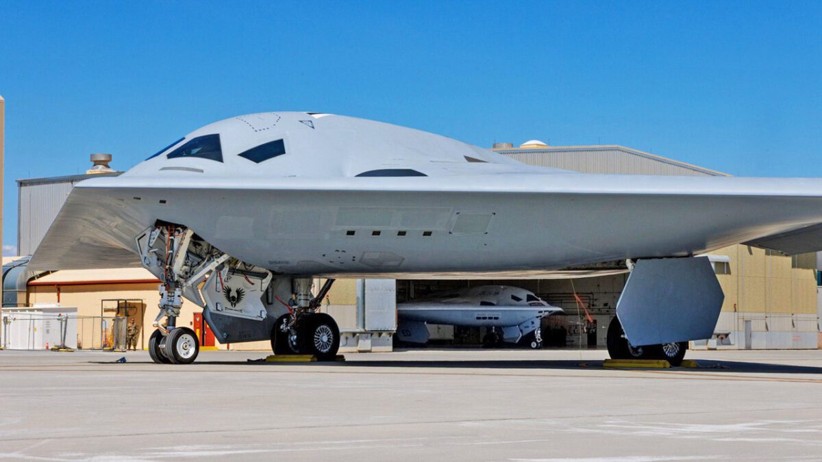 دو فروند بمبافکن رادارگریز B-21 Raider به صورت همزمان به نمایش گذاشته شدند
