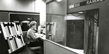 نخستین هارد دیسک جهان ۶۹ سال پیش توسط IBM معرفی شد